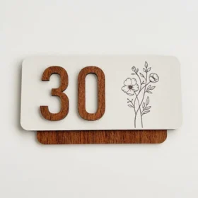 Çiçek Motifli Kişiye Özel Kapı Numarası – 3 Katmanlı Dekoratif Kapı Tabelası (9,5x17 cm)